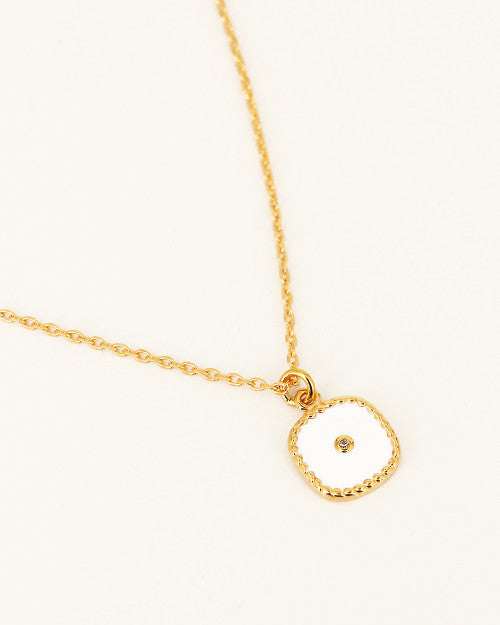 collier bélize de chez nilai à médaille carrée blanc