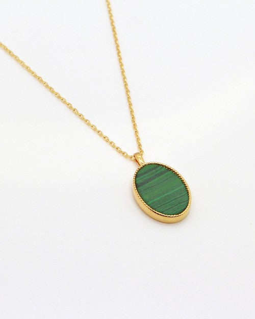 Collier Nilaï chaine fine pendentif grande pierre naturelle plate verte