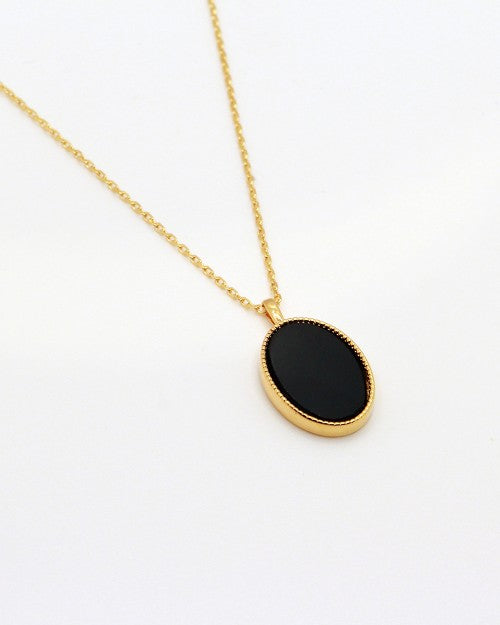 Collier Nilaï chaine fine pendentif grande pierre naturelle plate noire