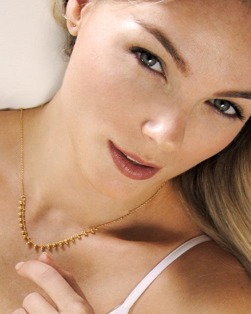 femme blonde portant collier gypsy nilai