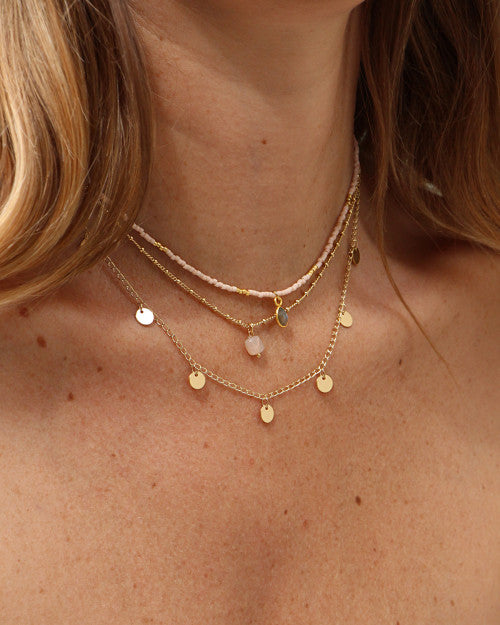 femme portant collier little india labradorite collier ava pierre de soleil et collier indra nilai