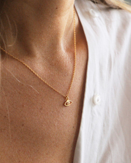 femme portant une chemise blanche et le collier lily de chez nilai
