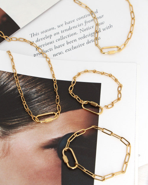 Magazine sur lequel est disposé un ensemble de bijoux nilai de la collection lock