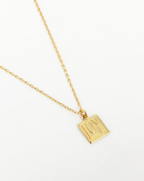 Collier fin et minimaliste Nilaï avec médaillon carré Love