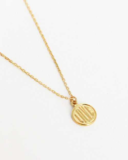 Collier fin et minimaliste Nilaï avec médaillon rond Love