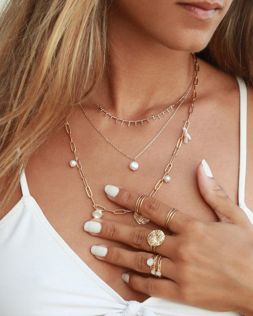 femme portant bijoux plaqué or nilaï or et blanc