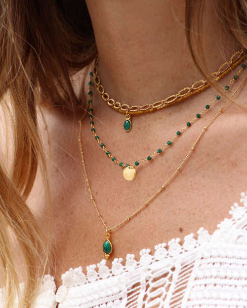 femme portant bijoux or et verts nilai