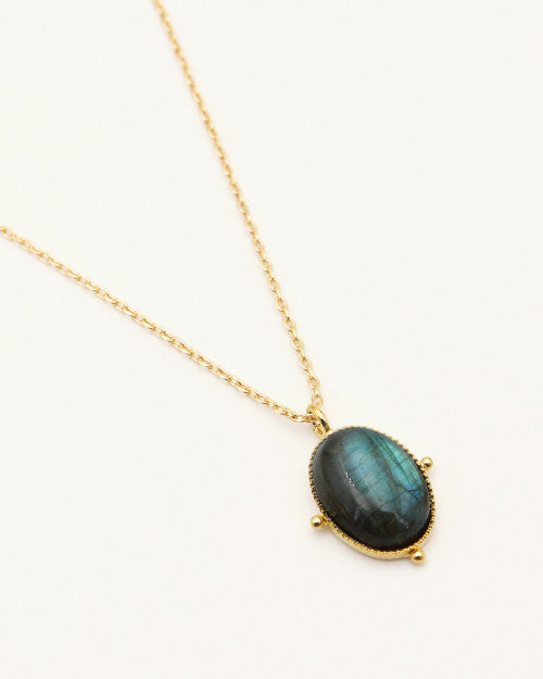 Collier Nilaï fin avec pendentif ovale en pierre labradorite et orné de 4 billes