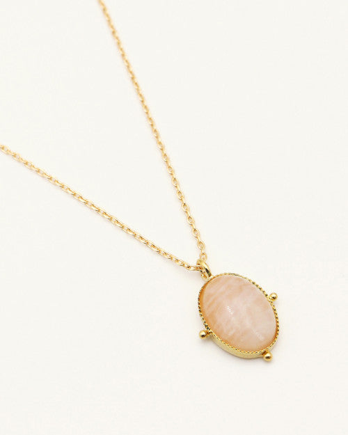 Collier Nilaï fin avec pendentif ovale en pierre quartz rose et orné de 4 billes