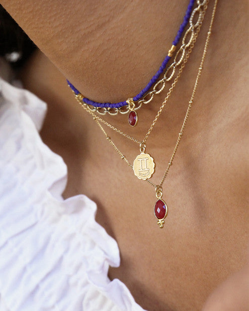 femme portant le collier new delhi, le collier astro et le collier à perles de miyuki little india de la marque nilai