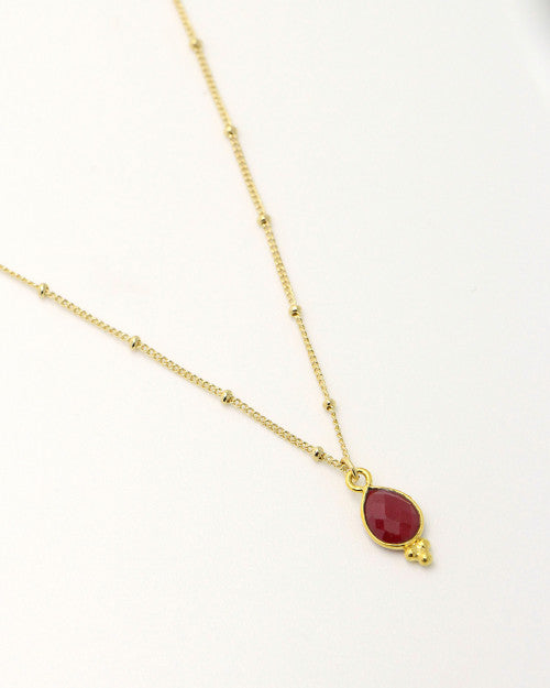 Collier Nilaï fin chaine à petites billes et orné d’une pierre cornaline sous forme de goutte