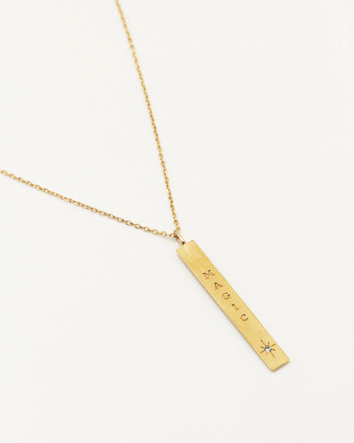 collier oracles nilai orné d'une plaque allongée verticale avec inscription magic