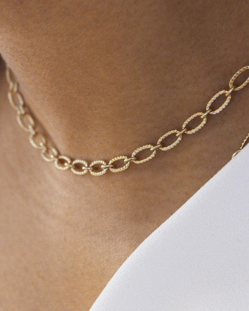cou orné du collier pure torsadé de chez nilai