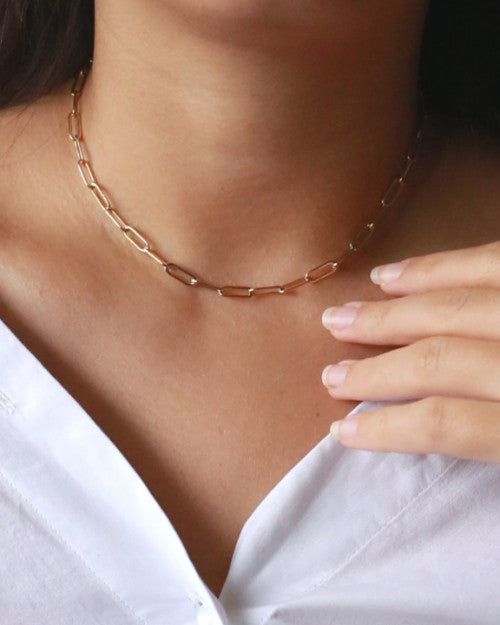 femme portant le collier court pure de chez nilai