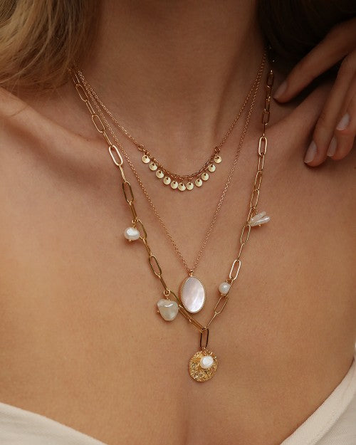 femme portant collier chloé paloma et frida nilai