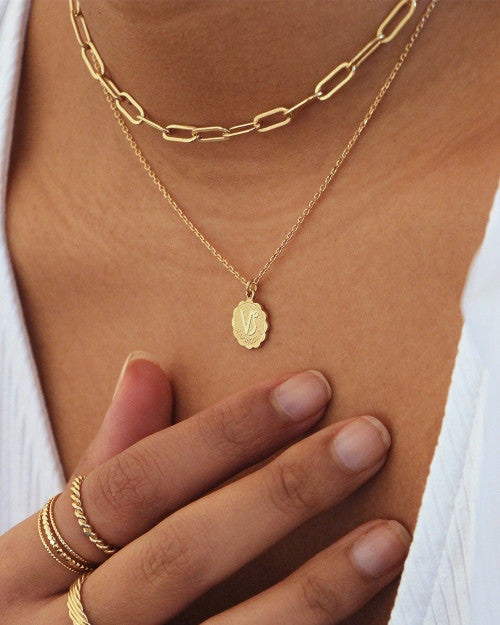 femme portant un collier pure et un collier astro de chez nilai