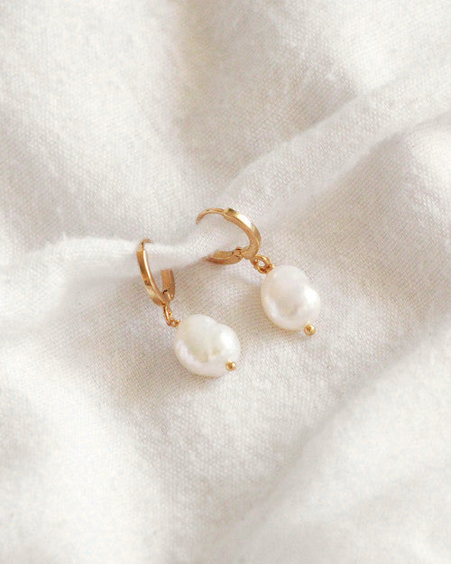 mini créoles perle blanche sur drap blanc