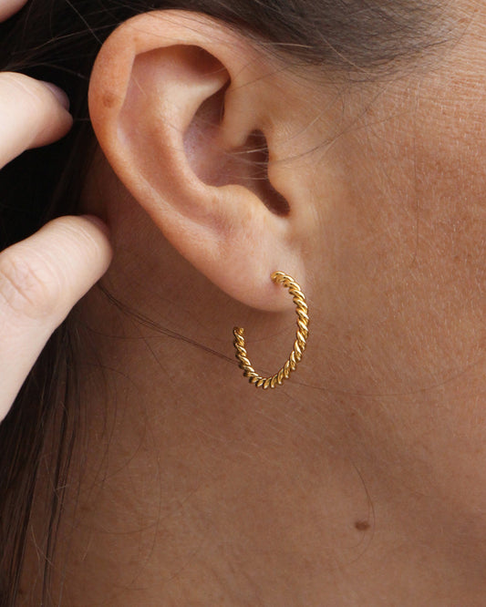 femme portant des anneaux torsadés en plaqué or 24 carats