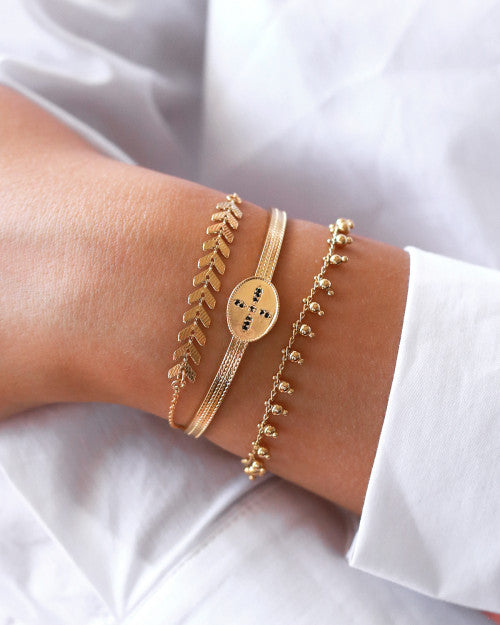 poignet portant bracelets et joncs dorés nilaï
