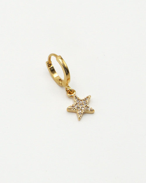 Mini créoles en plaqué or de chez nilai avec pendentif étoile