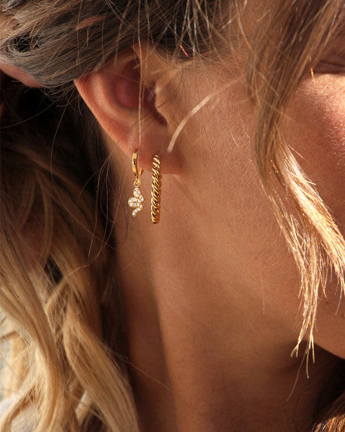 femme blonde portant des boucles d'oreilles de chez nilai : la lily et la sally