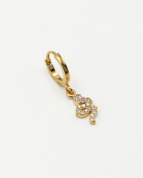 Mini créoles en plaqué or de chez nilai avec pendentif serpent
