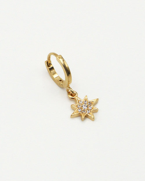 Mini créoles en plaqué or de chez nilai avec pendentif étoile polaire