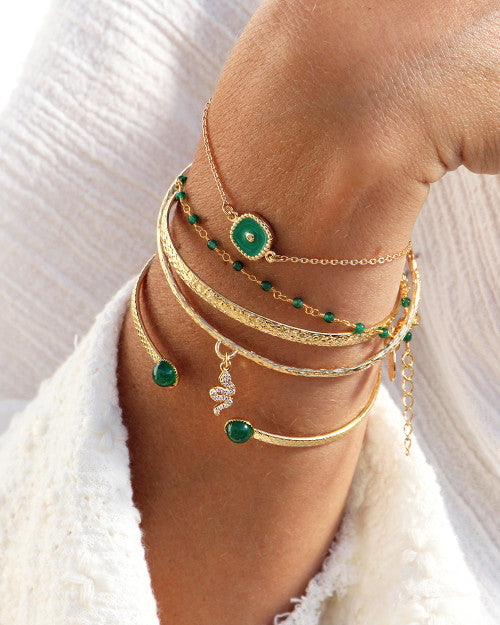 Femme portant des bijoux plaqué or 24 carats et composé de pierres vertes quartz émeraude