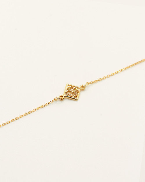 Bracelet Nilaï discret chaine fine médaille motifs carré ajouré