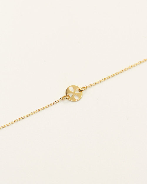 Bracelet Nilaï discret chaine fine médaille motifs fleur ajourée