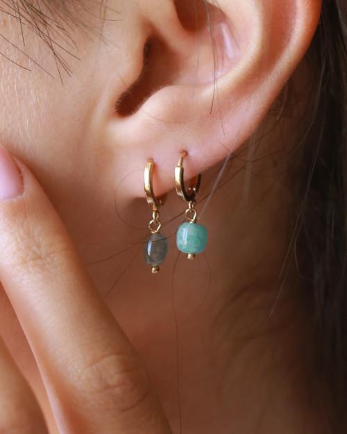 femme portant des boucles d'oreilles ava de chez nilai