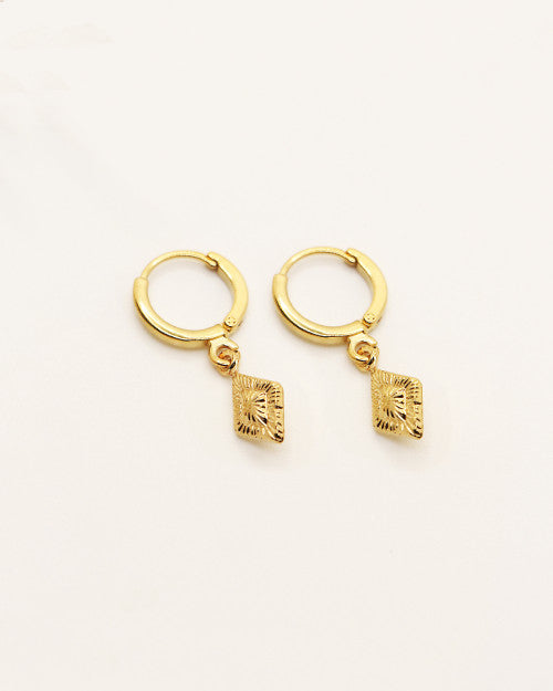 Mini créoles Cléa de chez Nilaï avec petit pendentif losange