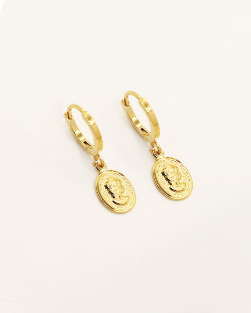 Mini créoles Cléa de chez Nilaï avec petit pendentif pièce camée