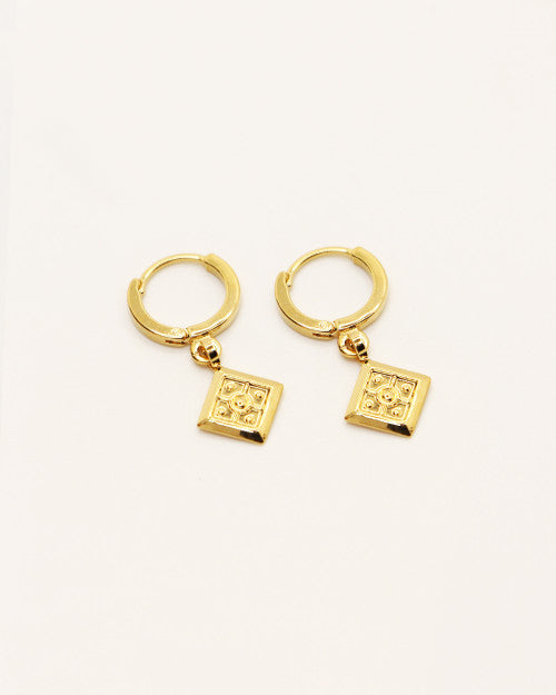 Mini créoles Cléa de chez Nilaï avec petit pendentif carré