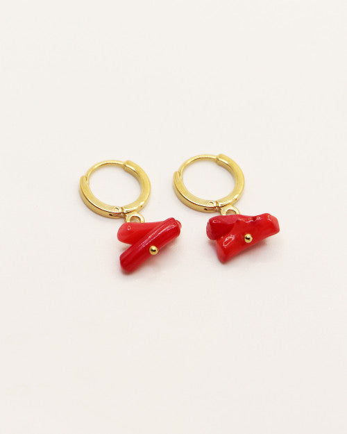 Mini créoles Cléa de chez Nilaï avec petit pendentif corail