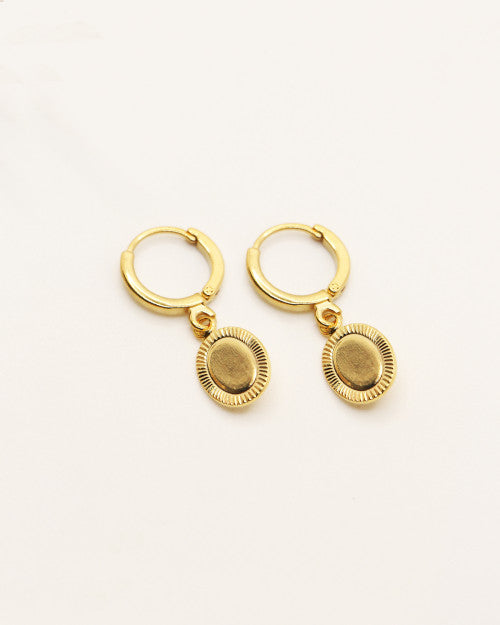 Mini créoles Cléa de chez Nilaï avec petit pendentif ovale