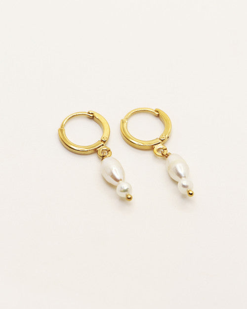 Mini créoles Cléa de chez Nilaï avec petit pendentif perles blanches