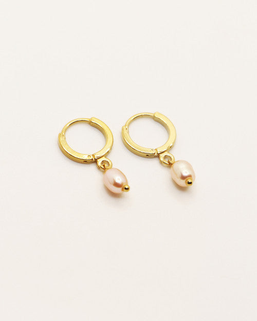 Mini créoles Cléa de chez Nilaï avec petit pendentif perle rosée