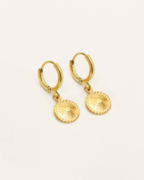 Mini créoles Cléa de chez Nilaï avec petit pendentif rond