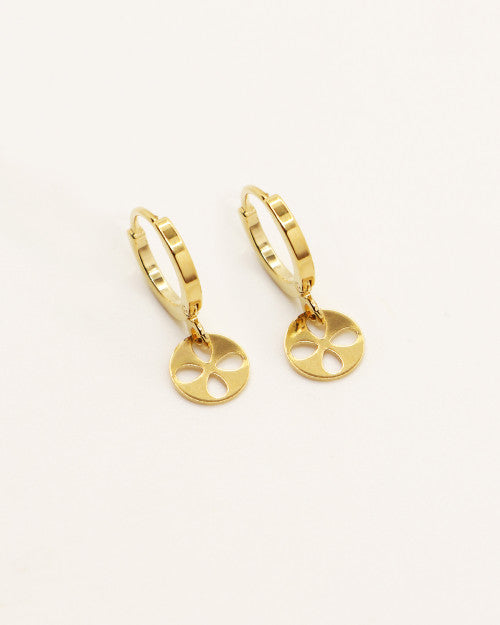 Mini créoles Cléa de chez Nilaï avec petit pendentif fleur ajourée