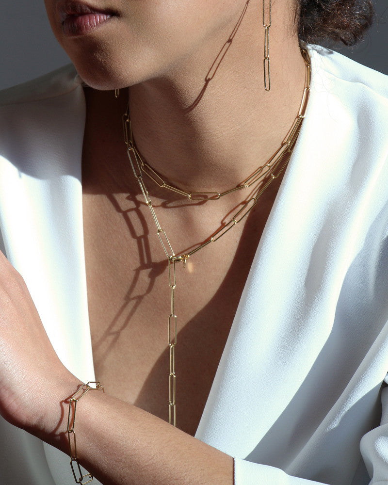 femme portant la gamme maxi pure de la marque de bijou nilai