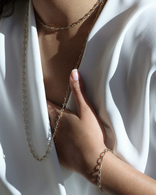 femme portant le sautoir, le collier et le bracelet pure torsadé de chez nilai