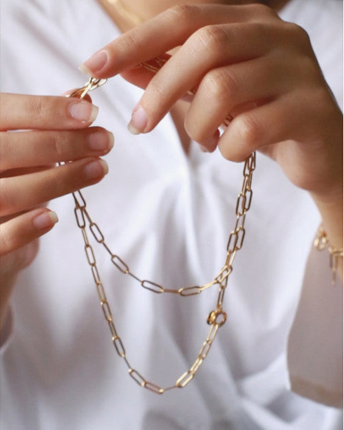 femme portant un sautoir pure de la marque de bijoux nilai