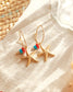 Boucles d’oreilles Nilaï ornées pendentifs colorés et médaillon étoile de mer