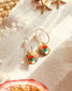 Boucles d’oreilles Nilaï ornées pendentifs colorés et médaillon coquillage