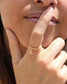 femme avec le doigt sur la bouche portant un bague fine réglable avec un pendentif lune