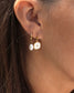 boucles d'oreilles pendantes à médaille carrée blanche et créoles perles
