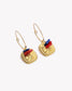 Boucles d’oreilles Nilaï ornées pendentifs colorés et médaillon carré rond