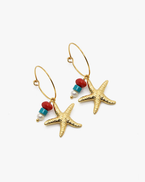 Boucles d’oreilles Nilaï ornées pendentifs colorés et médaillon etoile de mer