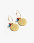 Boucles d’oreilles Nilaï ornées pendentifs colorés et médaillon rond inscription amour